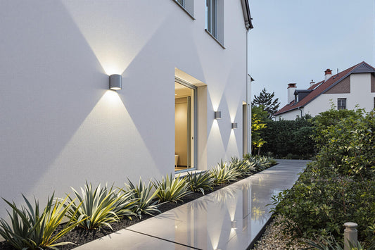 Choisir le bon luminaire extérieur pour votre façade et allée
