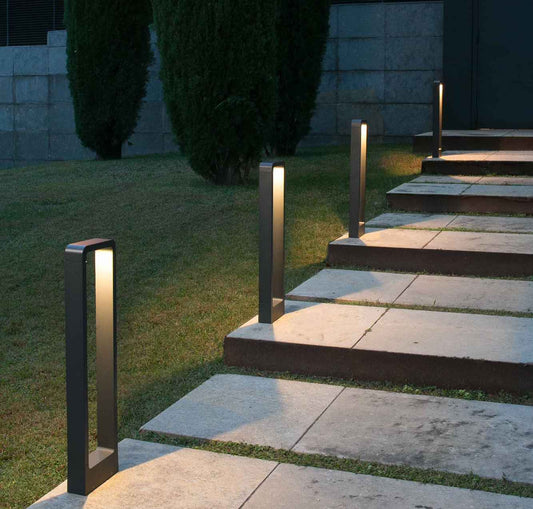 Les bornes lumineuses équipées de LED apportent une touche d'élégance contemporaine à votre jardin