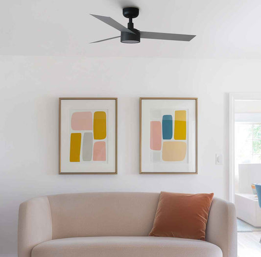 Ventilateur plafond LED design dans salon moderne