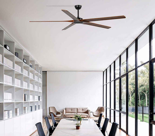 Un ventilateur de plafond repousse les moustiques et les mouches